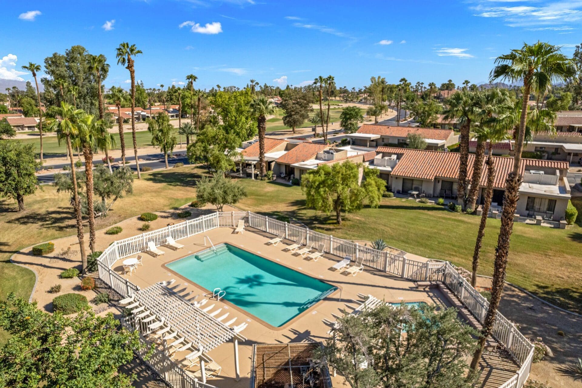 Resorter pool aerial