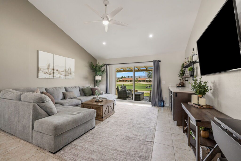 40165 Baltusrol Cir living room